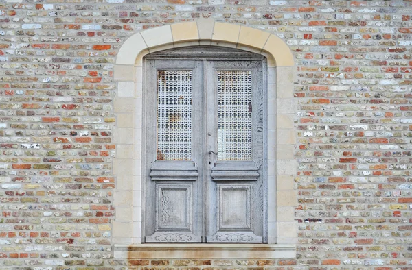 Antika Ahşap Paslı Metal Kapı Yenilenmiş Duvarında — Stok fotoğraf