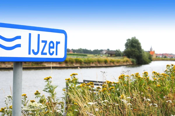Río Ijzer Con Diksmuide Parte Posterior Flandes Bélgica Europa — Foto de Stock