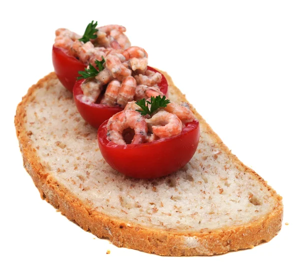 Коктейльные помидоры с креветками на хлебе, мелкий соус — стоковое фото