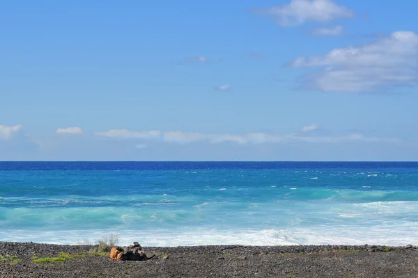 Вулканический пляж, Атлантический океан, Тенерифе — стоковое фото