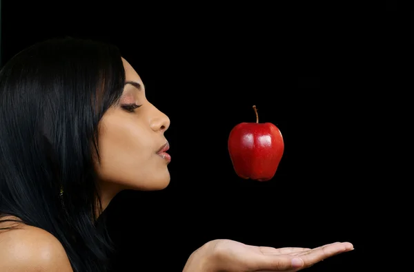 Jabłko w powietrzu przez kobiety — Zdjęcie stockowe