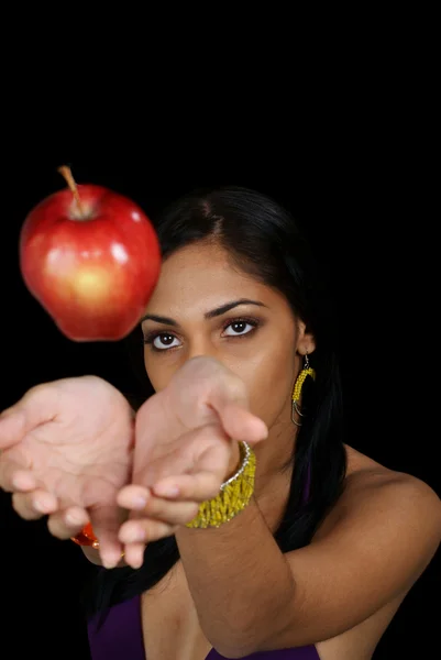 Jovem mulher pegando maçã — Fotografia de Stock