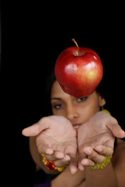Giovane donna cattura mela — Foto Stock