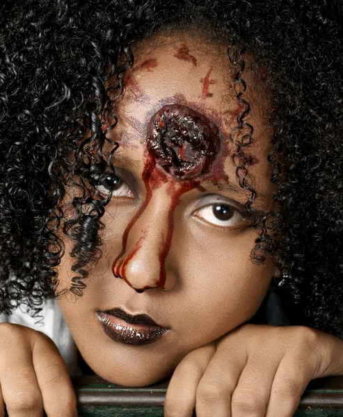 Mujer de aspecto sangriento — Foto de Stock