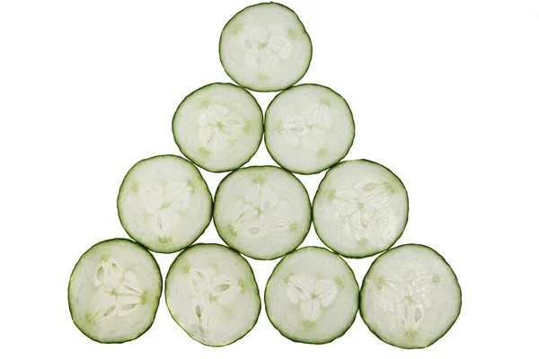 Beyaz arka plan üzerinde izole salatalık kompozisyonun on dilimleri — Stok fotoğraf