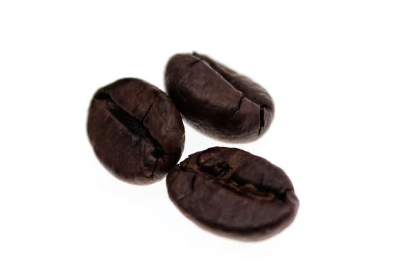 Tre kaffebönor. isolerad på vit bakgrund — Stockfoto