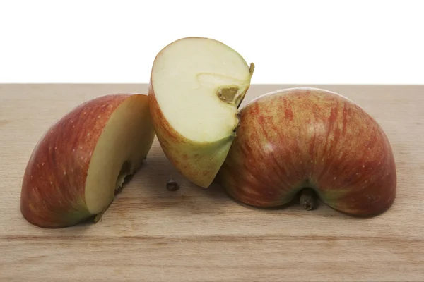 Ahşap tahta üzerinde elma kesmek. — Stok fotoğraf