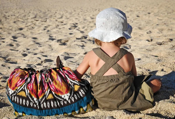 Dziecko i torba — Zdjęcie stockowe