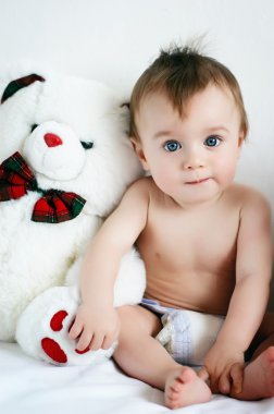 küçük çocuk oyuncak ayı oturan