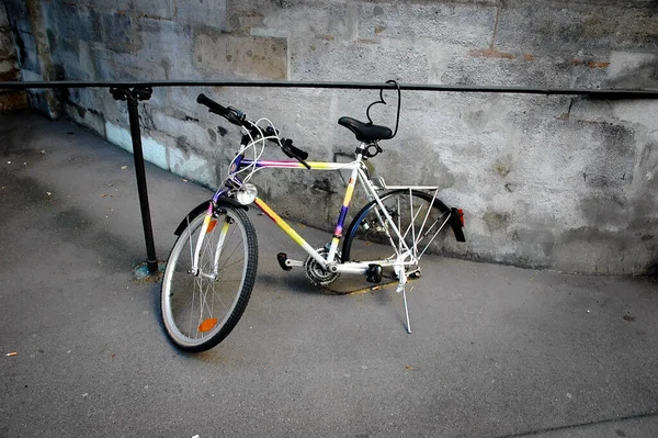 stock image The old bicycle locked up at the railings