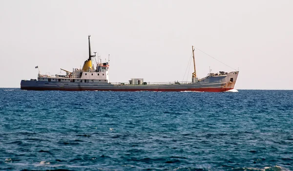 Kargo Gemisi Denizde Yelken Açıyor — Stok fotoğraf