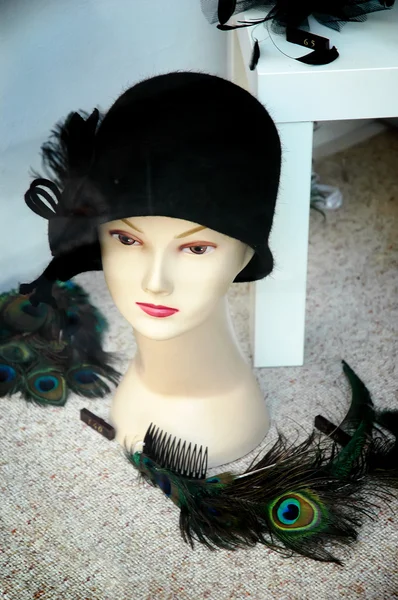 Vitrin Figurine Siyah Şapkalı — Stok fotoğraf