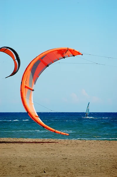 Windsurfen en kitesurfen — Stockfoto