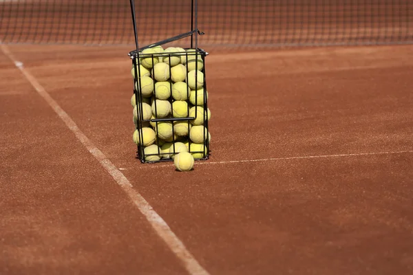 Cesta con pelotas de tenis —  Fotos de Stock