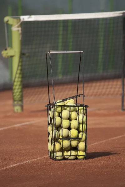 Korg med tennisbollar — Stockfoto