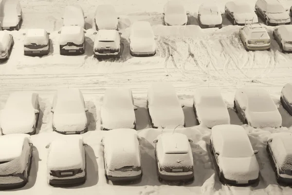 Парковка под снегом — стоковое фото
