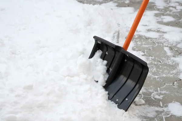Using Snow Shovel Backyard — Stock Photo, Image