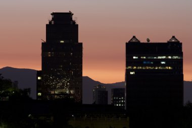 gün batımında, andes arkasında Santiago manzarası