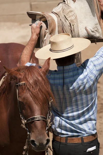 Chilenischer Reiter Vorbereitung Auf Einen Ausritt — Stockfoto