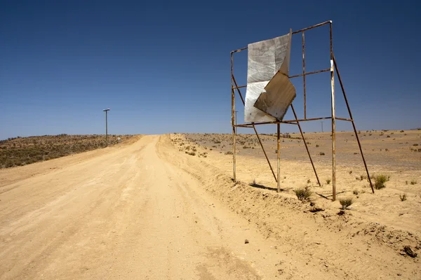 Сломанный рекламный щит в пустыне Лицензионные Стоковые Изображения