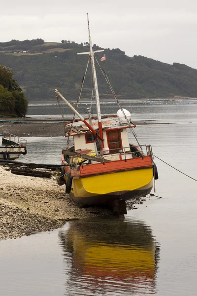 Boat stuck on a beach — Stock Photo, Image