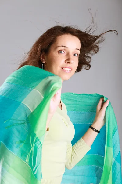 Vrouw met sjaal. — Stockfoto