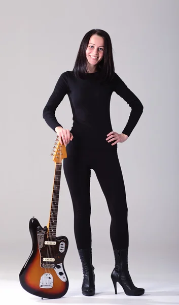 Kvinna med gitarr. — Stockfoto