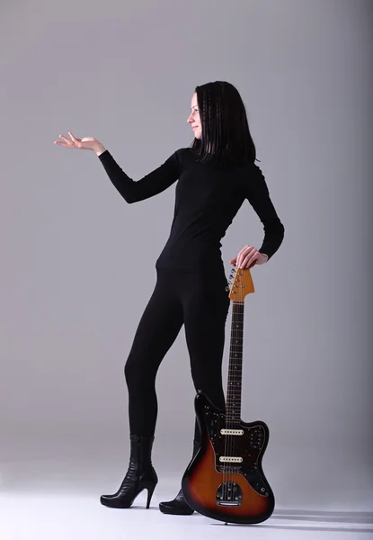 Mulher com guitarra. — Fotografia de Stock