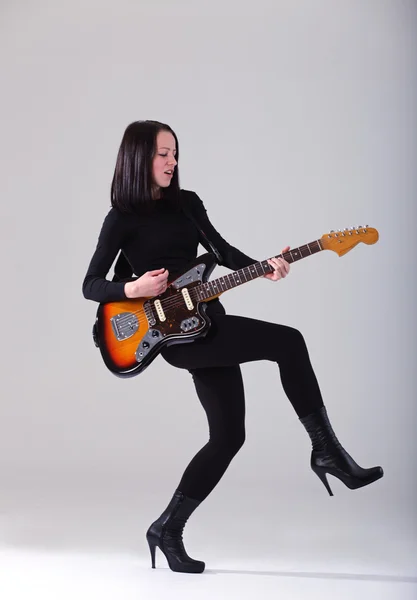 기타를 치는 여자. — 스톡 사진