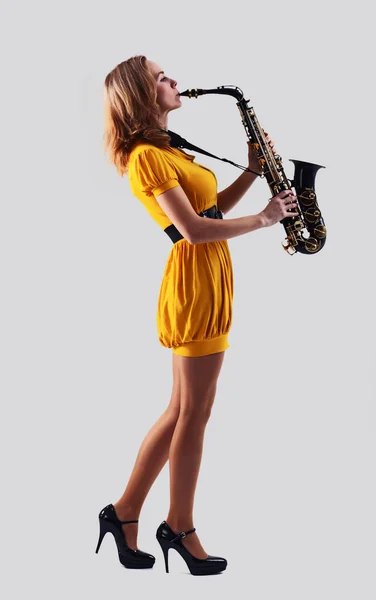 Mujer con saxofón . —  Fotos de Stock