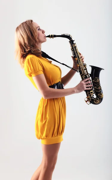Žena s saxofon. — Stock fotografie