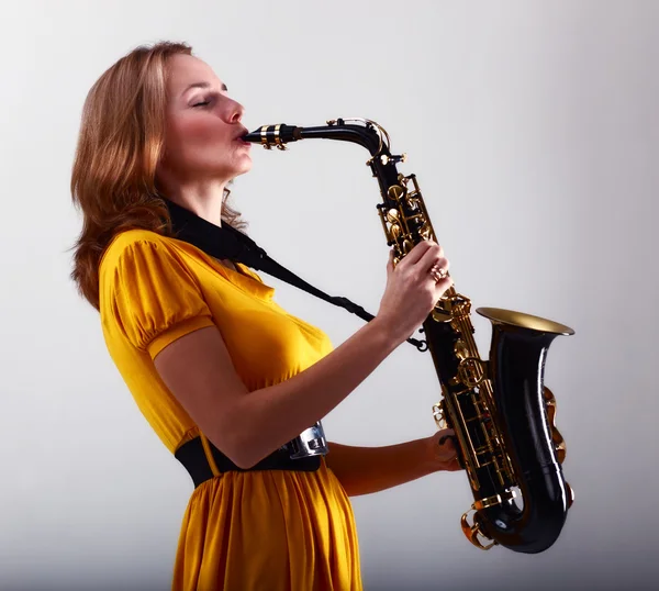 Młoda Kobieta Żółtej Sukience Saksofon — Zdjęcie stockowe