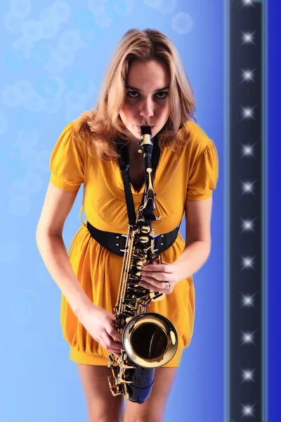 Femeie cu saxofon . — Fotografie, imagine de stoc