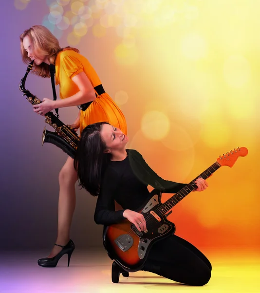Dos Chicas Con Instrumentos Musicales —  Fotos de Stock
