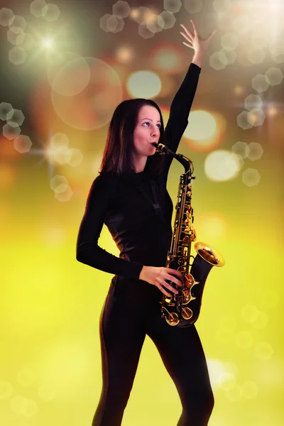 Kobieta z saksofon. — Zdjęcie stockowe