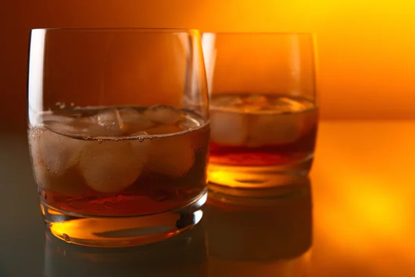 Asztalra Üveg Whisky — Stock Fotó