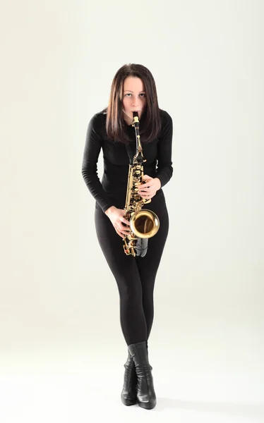 Kobieta z saksofon. — Zdjęcie stockowe