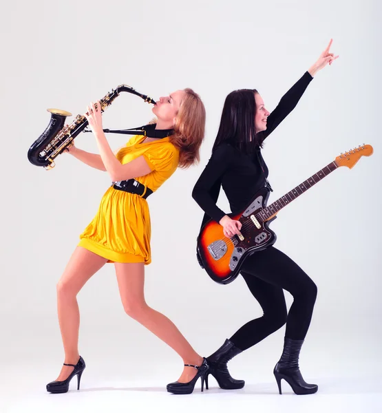 Две Девушки Музыкальными Инструментами — стоковое фото