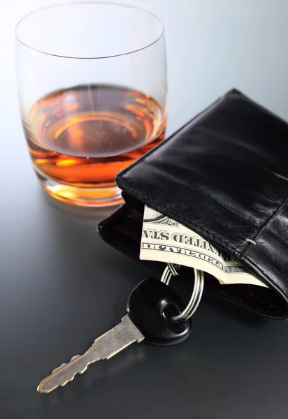 Whisky, peníze a klíč — Stock fotografie