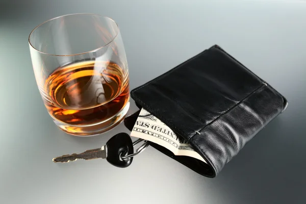 Whisky, pieniądze i klucz — Zdjęcie stockowe