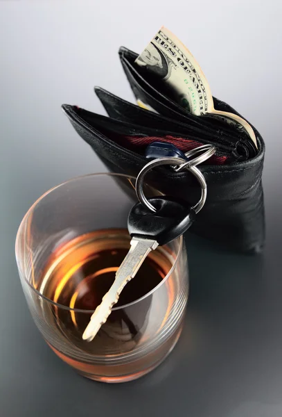 Whisky, pengar och nyckel — Stockfoto