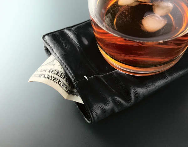 Виски и деньги — стоковое фото