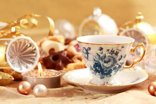 Tee zu Weihnachten mit süßen Plätzchen — Stockfoto
