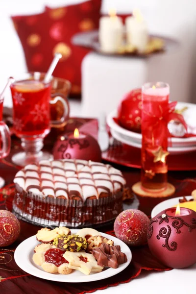 Рождественское печенье с маршпанским тортом и пуншем из вина — стоковое фото