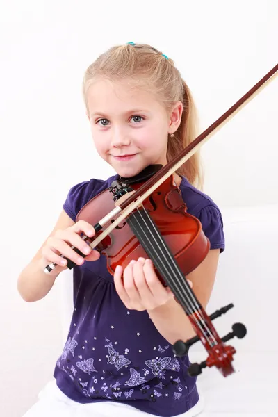 小女孩演奏小提琴 — 图库照片