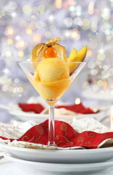 Mangosorbet zu Weihnachten — Stockfoto