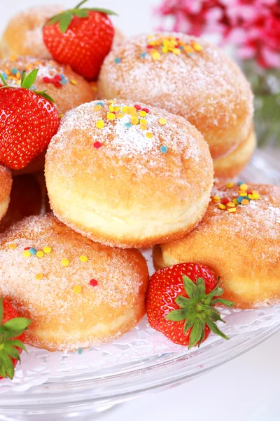 Berliner - doughnut fyldt med jordbærsyltetøj - Stock-foto