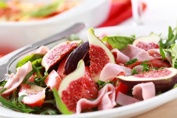 Vegetable salad with fresh figs — Stock Photo, Image