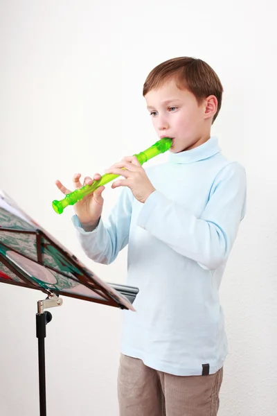 Mały chłopiec gry flet — Zdjęcie stockowe