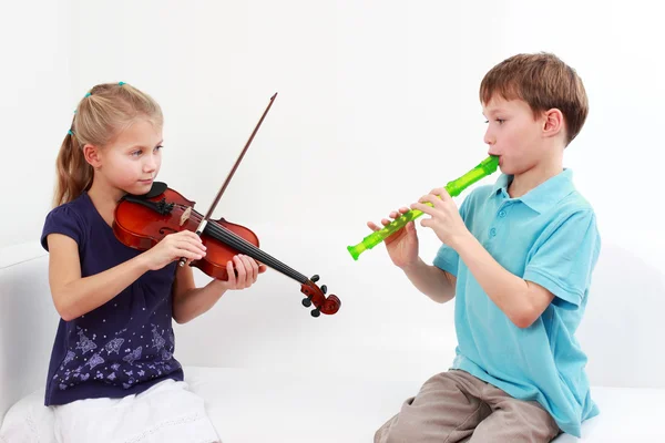 Kids playing flute and violin — Stock Photo, Image